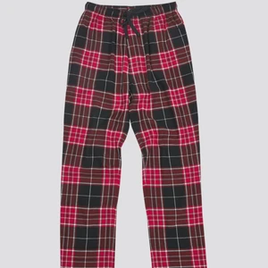 Cubus pyjamasbyxor  - Säljer dessa fina pyjamasbyxor helt oanvända då de var för stora för mig. De är i storlek XL men är små i storleken så de skulle passa någon som i vanliga fall har M. Skriv om ni vill ha fler bilder på byxorna💕 Köparen står för frakten