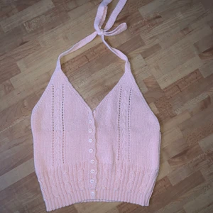 Virkad topp - Rosa virkad topp köpt på plick, väldigt snygg och i bra skick använder den bara inte längre. Står ej strl men skulle säga S-M