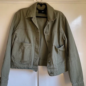 Bikbok jacka strl S - Militärgrön jeansjacka från bikbok. Lite croppad i modellen. Finns inga skador på jackan eller i färgen. Fickor på framsidan.