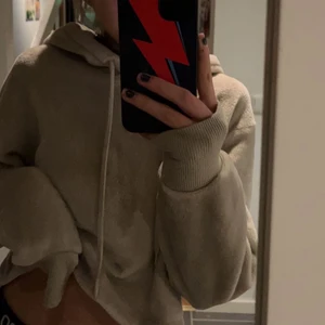 Beige hoodie/tröja - Säljer nu denna skiiitsnygga o trendiga tröja/hoodie gjord av världens mjukaste o skönaste material❤️ sitter jättebra o är osäker på om ja vill sälja❤️ liknar zaras väldigt mycket men är slutsåld 😍 Storlek xs men passar säker flera!!