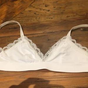 Fin vit lace bra  - Detta e en fin vit lace topp, det e en bh fast utan fyllning. Säljer pga att måttet runt om är för litet för mig, min cup size e litet B, och kuporna på denna passar mig, men runtom är ungefär 70, så detta är mer en 70 A/B. Den är i bra skick och bara provat en gång efter köp, slarvat bort kvittot så kunde tyvärr inte lämna tillbaka🤍