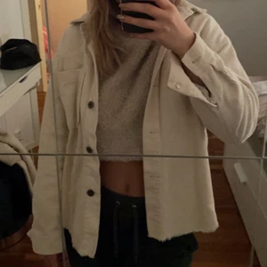 Jacka  - Säljer min fina Manchester jacka från zara, den är beige vit i färgen. Skriv vid intresse