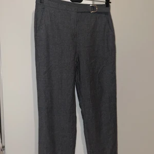 Massimo Dutti, gråa finbyxor st 36 - Super snygga gråa finbyxor, färgen är lite mörkare än bilden visar..