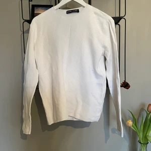 Tröja - En vit inte så tjock långärmad Ralf Lauren tröja. Det står L i den men det är som en vuxen S. 