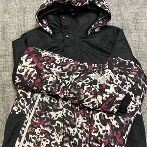 Jacka i storlek 170 - Jacka i storlek 170 i nytt skick. Använd ett bar gånger.