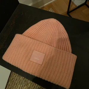 Acne mössa - Säljer min klassiska Acne mössa i färgen rosa. Kommer inte till någon användning hos mig och har inte gjort sedan jag köpte den. Väldigt bra skick och inga fläckar eller defekter. Köpt på Acnes butik på Nk för ca 1200. 