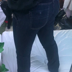 Flippa K jeans- Niki gold button  - Fina Flippa K byxor, endast använda ca 5 ggr, sitter riktigt skönt och med alla knappar finns det många möjligheter att få till dem i rätt storlek runt midjan ❤️‍🔥❤️‍🔥❤️‍🔥