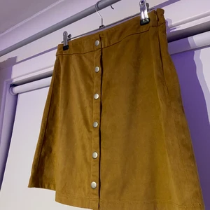 Mockatjol m knappar pieces - Mockatjol med knappar fram från pieces, använd 2 gånger. Storlek XS lite stor i storleken.