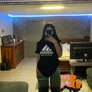 Adidas T-shirt  - Säljer denna adidas T-shirten för 30kr i storlek s-m då jag inte använder den längre😊 köparen står för frakten