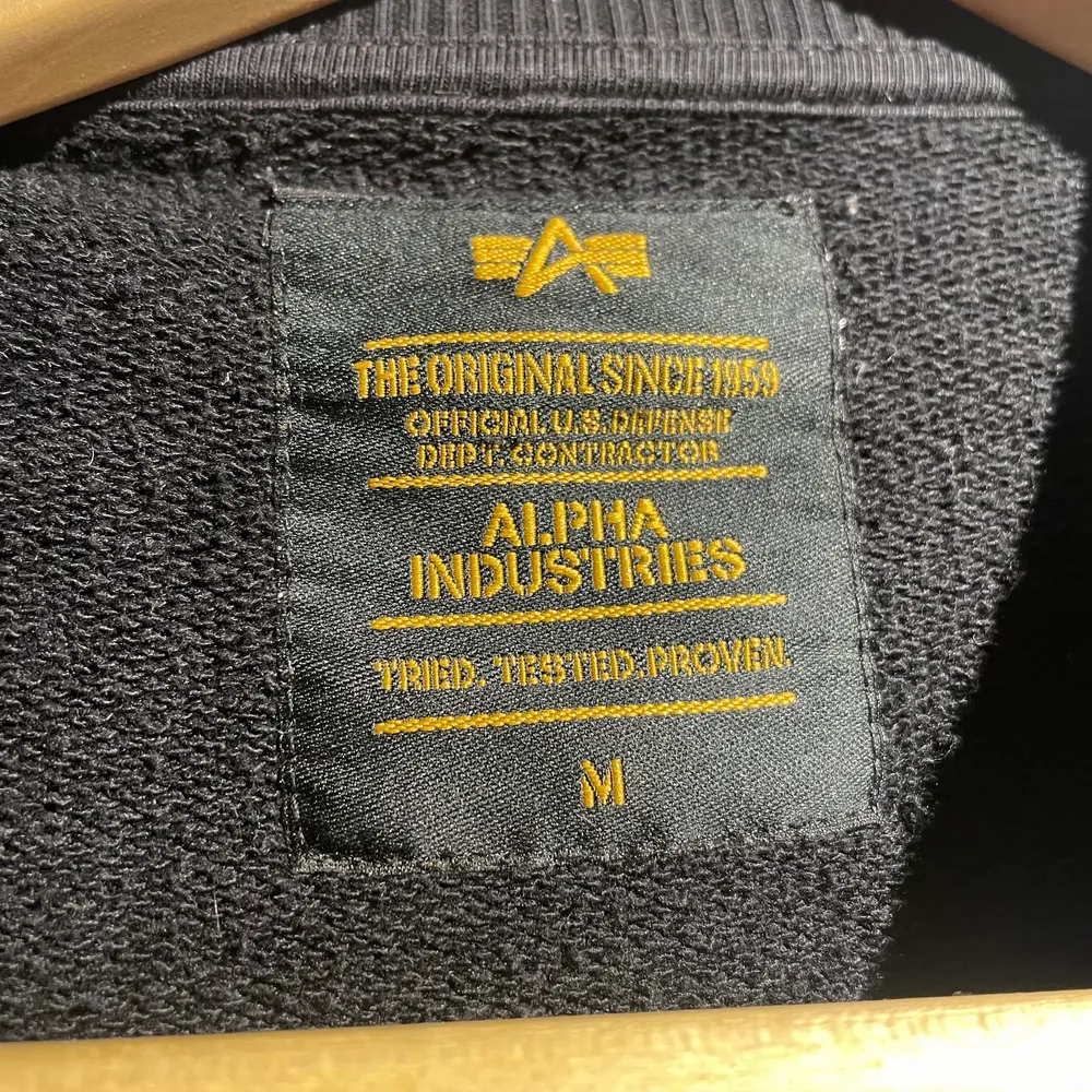 En alpha Industries tjock tröja. Använd fåtal gånger. . Tröjor & Koftor.