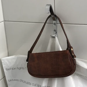 Väska - Brun ”baguettebag” i gott skick! Kontakta om du är intresserad/ har några funderingar 💬 🤎🤎