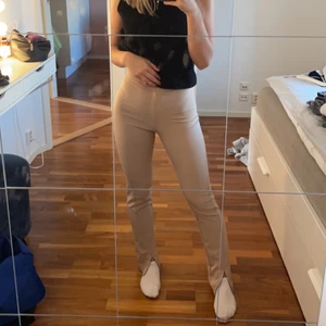 Kostymbyxor  - Beiga kostymbyxor från NAKD, jättefina o sitter jättefint!