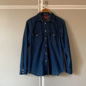 JEANSSKJORTA vintage -  Oversized passar 36/38. Flyttrensning- Massvis med kläder till billiga priser!!   Från 5kr  jag samfrakrar så kolla gärna mina andra annonser!   Kan skicka med frimärken eller spårbart, Frakt priset baseras på paketets vikt! Jag ansvarar inte för postens hantering av paket.   Kontakta mig vid frågor :) 