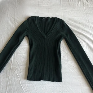 Brandy melville topp - Mörkgrön figurnära topp med långa ärmar. Stretchigt material. Toppskick. Nytvättad. ❌OBS viktigt att tvätta tröjan separat då den färgar av sig❌