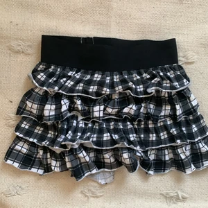 Volangkjol  - Så snygg volangkjol från Kappahl. För kort på mig som är 173 men passar någon som är kortare!💕💕💕 jättefint skick