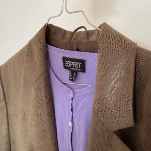 Esprit lila kofta - Cute!!! Trekvartsärm. Storlek L för tight fit, men på en S som mig sitter den också fint. Köpt second hand! Materiallappen avklippt, men materialet är tunt och skönt, men ej mjukt som bomull.