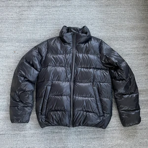 Nike puffer jacket  - En Nike dunjacka i nyskick! Den är i storlek L dam sitter som s i herr ish! 