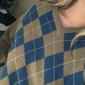 stickad tröja - väldigt mjuk och mysig men inte min stil längre så jag säljer! frakt på 66kr 🤍