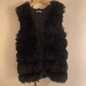 Väst  - Super fin pälsväst från Tessie, sälja pga att den inte används ❤️ 