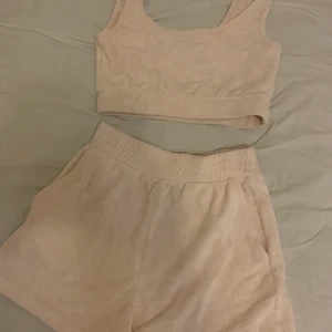 Ljusrosa set - Ett ljusrosa mjukisset från bikbok i strlk xs, aldrig använd.