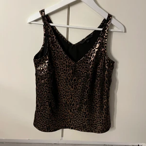 Festligt linne från veromoda 💗 - Linne med leopard tryck, skönt material ❤️ kommer tyvärr inte till användning ❤️