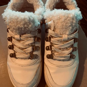 Fodrade sneakers  - Fodrade sneakers från H&M, använda ca 3 ggr. 