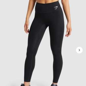 Undrar om det finns någon som skulle vilja byta dessa mot ett par gymshark tights eller shorts i strl S? De är bara använda ett fåtal gånger då de är för stora❤️