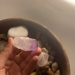 Kristaller - Hej! ALLA KRISTALLER ÄR ÄKTA❤️ Bild 1 stor rå ametist kristall för 40kr. Bild 2 trumlad rosenkvarts för 30kr. Bild 3 trumlad Moss agat för 25kr. Man kan köpa alla för 75kr<3 köparen står för frakt!