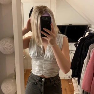 Festtopp - Skitsnygg topp ifrån Gina Tricot som aldrig kommit till användning då det inte är min stil. Perfekt till nyår eller fest!!😍🥂 Säljer för 199kr + frakt