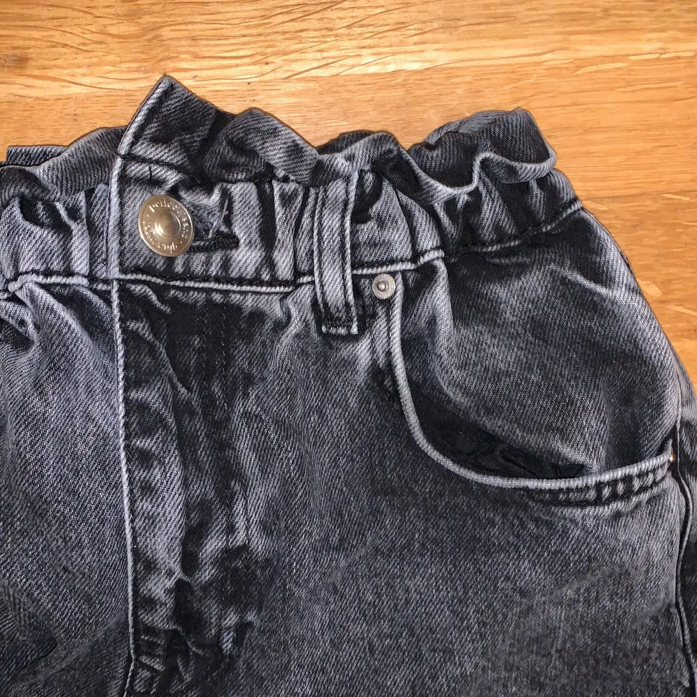 Superfina svarta jeans i gott skick, inga hål eller liknande. Nypris 600kr. Jeans & Byxor.