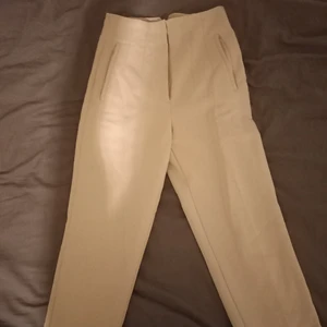 Zara kostymbyxor - Säljer dessa jättefina kostymbyxorna i beige från zara, då de blivit för korta. De är i storlek xs och sitter som en smäck. Kan mötas i Lund.