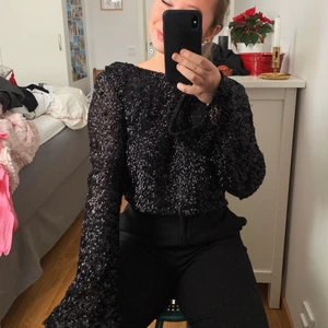 Paljett/glitter-topp från Gina Tricot  - En festlig nyårstopp från Gina Tricot (exklusive kollektion). Jag älskar denna toppen men tyvärr är den lite för liten för mig. Andra bilden är baksidan av toppen, som är öppen i ryggen. Använd vid fåtal gånger och är i bra skick. Storlek: 36. Pris: 200 kr + frakt ⚡️(nypris var runt 500 kr om jag inte minns fel) 