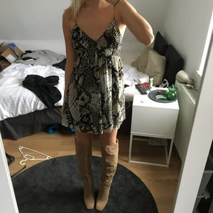 Klänning zara - Snyggaste klänningen från Zara, knyts i ryggen!!!