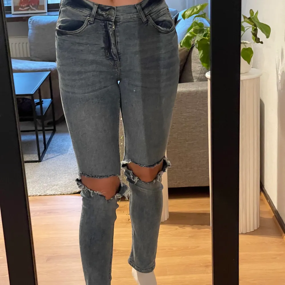 Cheapmonday jeans som e halv höga i midjan och hål på knäna super sköna . Jeans & Byxor.