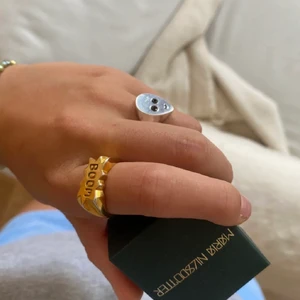 Maria nilsdotter ringar  - Säljer dessa ringar från Maria nilsdotter! De är i super fint skick😚 Alien är i strl 18 och boom ringen är i strl 16!! Box medföljer 💕💕