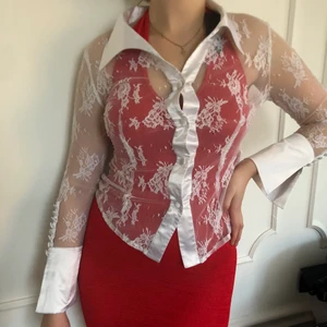 y2k vit skjorta lissa paris - märke: lissa paris. storlek 34-36-38 (S/M/L). modellen på bilden har storlek 36/38. köptes sent 90-tal/tidigt 2000-tal. möts upp i stockholm eller fraktar. *köpare står för frakt och swishar innan plagget fraktas. 🌈💞