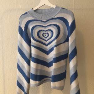 Populära ”heart wave sweater” från märket Cider. Nästintill nyskick, inga defekter. Storlek M. Varm, skön och fungerar året runt 🍬 Köparen står för fraktkostnad.