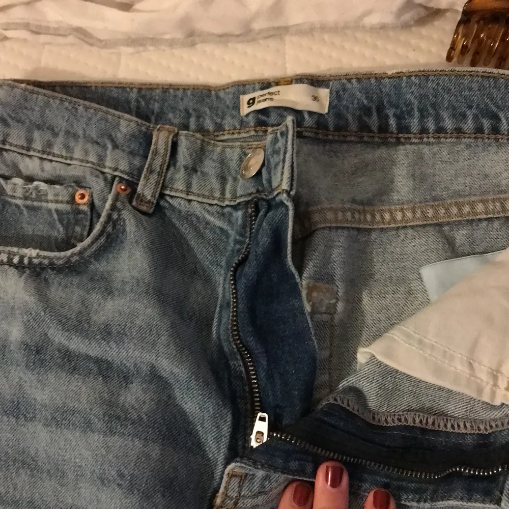 Helt nya fina jenas som är slutsålda , är för små för mig.. Jeans & Byxor.