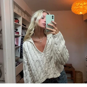 Stickad tröja - Stickad tröja från nakd, köpt för 400kr och slutsåld på hemsidan. Superfin till både klänning, kjol och byxor. Har tyvärr inte kommit till användning!! 💕 (obs lånad bild, skicka för fler bilder)