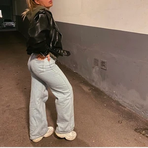 Oversized skinnjacka  - Pga flytt utomlands säljer jag min älskade skinnjacka. Svart oveezised skinnjacka från Zara med silver detaljer. Den är croppad och slutar innan rumpan! Som ny i skicket! 