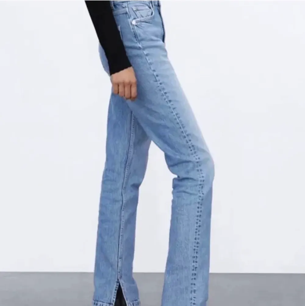 Blå jeans med slits från zara strl 38 passar mig som är 167/168cm lång , de går lite över foten på mig och sitter jätte fint , skulle säga de passar 36-40 💕💕⭐️. Jeans & Byxor.