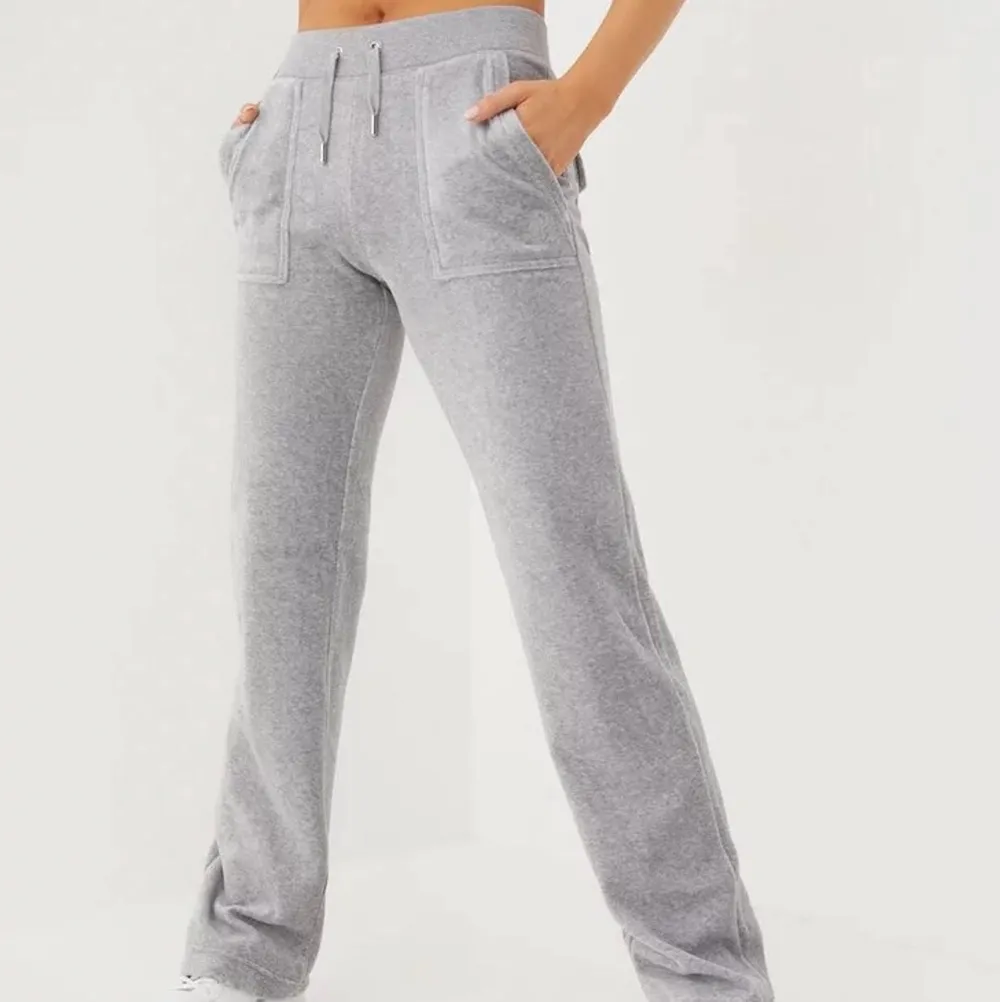 Säljer mina juicy byxor i färgen gray marl. De är i storlek S och skulle säga att de passar S-M. . Jeans & Byxor.