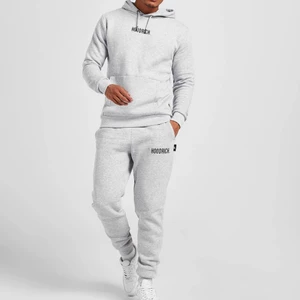 Oanvänd Grå HOODRICH Tracksuit storlek S - Säljer min helt oanvända Dress från hoodrich. Säljer den för att den var lite för stor för mig och glömde returnera. Köpt för 1100kr. Pris kan diskuteras