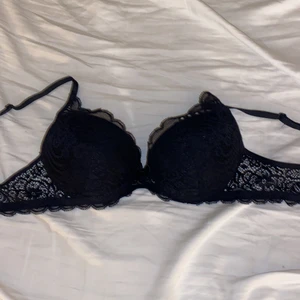 Svart bh strl 70B - En svart BH i strl 70B med lite Push-up i, den har spets runt och även på kuporna och över kuporna. Aldrig använd