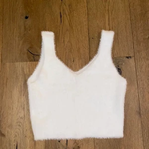 Stickad linne - En stickad linne från shein och har använd få gånger. Passar till 13-15 åringar. 