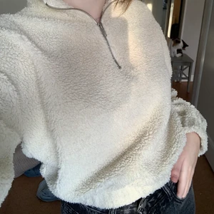 teddyfleece strl S - 🧸supermysig och go teddyfleece från ginatricot! strl S men passar även XS. är i använt skick. köparen står för frakten (66kr).