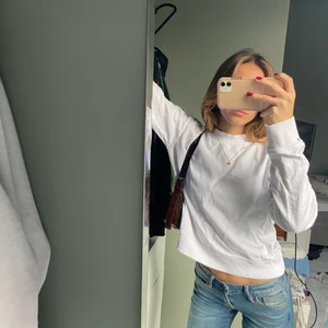 Sweatshirt  - Säljer denna vita sweatshirt som är köpt för ett tag sen men aldirg kommer till användning. Hör av er för fler frågor 🥰