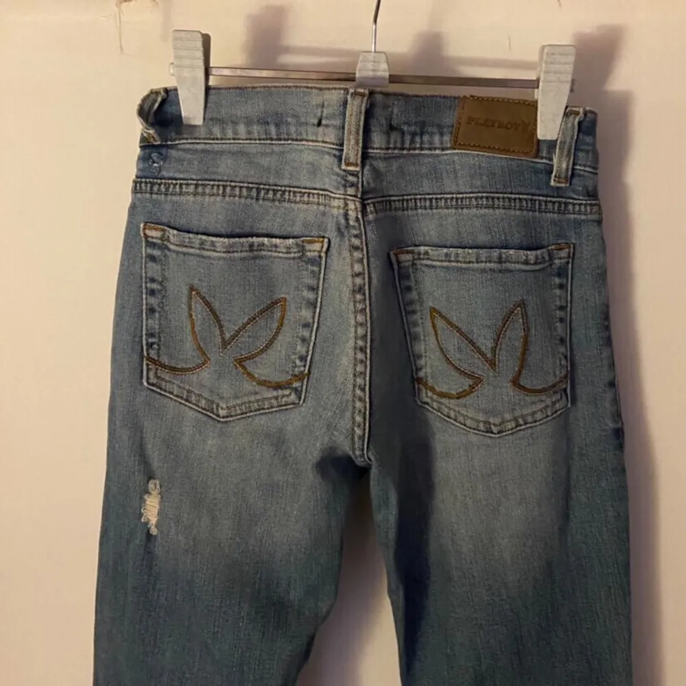 Så snygga jeans från Playboy som är tyvärr alldeles för små på mig. Ett utav bältbanden har gått av men det ska nog gå lätt att fixa :) . Jeans & Byxor.