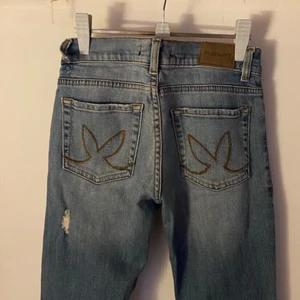 Playboy jeans - Så snygga jeans från Playboy som är tyvärr alldeles för små på mig. Ett utav bältbanden har gått av men det ska nog gå lätt att fixa :) 