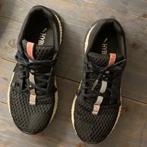 Löparskor från Puma - Använda löparskor från Puma. Fortfarande bra kvalité. Storlek 36. Säljs för 100 kr + frakt.